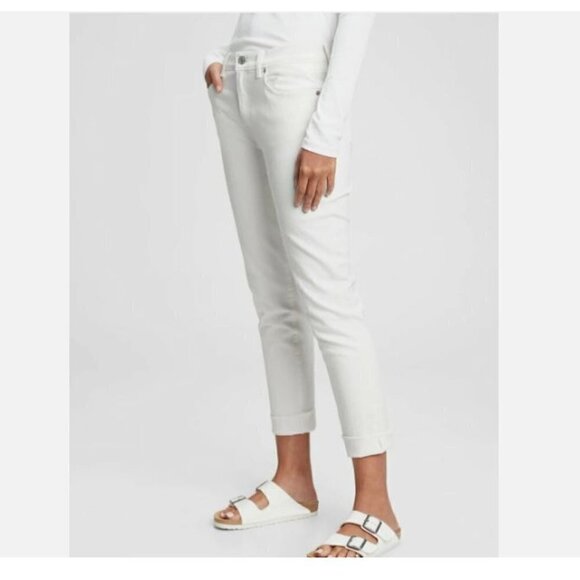 GAP Mid-Rise White Girlfriend Plus Size 18/34 Jeans RETAIL $80 - Picture 1 of 5